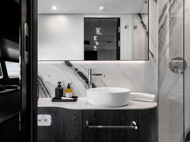 MOON SHADOW Moon Yacht 6TY - master cabin bathroom MOON SHADOW Moon Yacht 6TY - master cabin bathroom