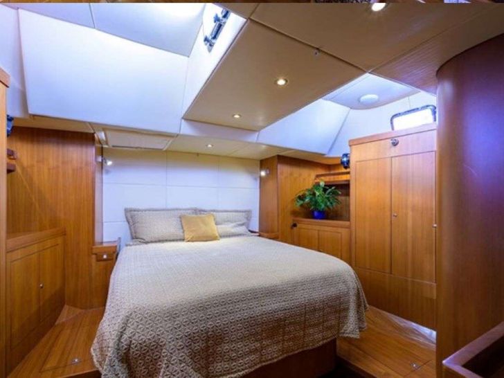 THE ROYAL BLUE - Hylass 70,queen cabin THE ROYAL BLUE - Hylass 70,queen cabin