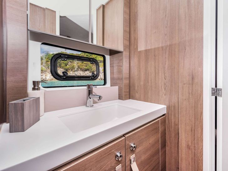 KASIOPEJA Bali 4.8 - master cabin bathroom KASIOPEJA Bali 4.8 - master cabin bathroom