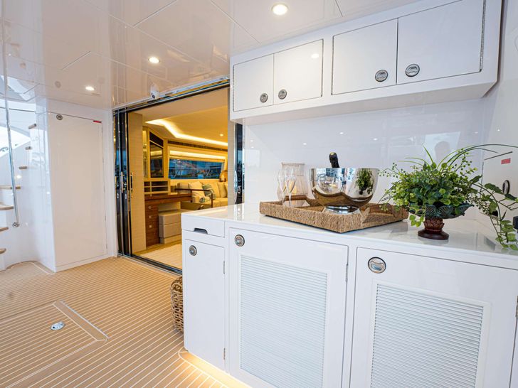 SALUS - Horizon 60,aft kitchenette SALUS - Horizon 60,aft kitchenette