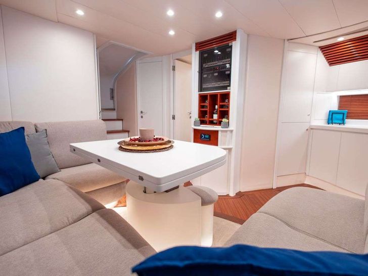 MIRA - Pershing 55 ft,saloon seating and dining MIRA - Pershing 55 ft,saloon seating and dining
