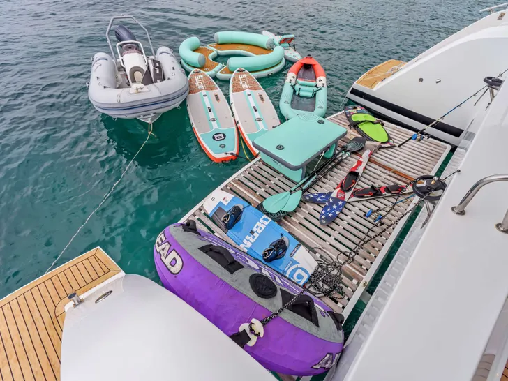 SOME KIND OF WONDERFUL Fountaine Pajot Victoria 67 - water toys SOME KIND OF WONDERFUL Fountaine Pajot Victoria 67 - water toys