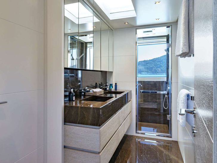 ANYTHING GOES V - San Lorenzo 34 m,master cabin bathroom ANYTHING GOES V - San Lorenzo 34 m,master cabin bathroom
