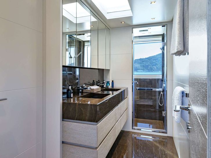 ANYTHING GOES V - San Lorenzo 34 m,master cabin bathroom