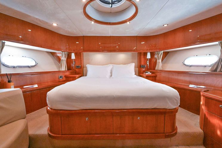 Charter Yacht AQUA ALBERTI - Sunseeker 82 - 3 Cabins -