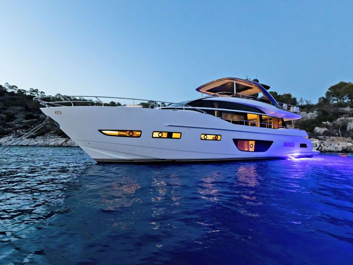 VISTA Princess Y85 - anchored at night VISTA Princess Y85 - anchored at night