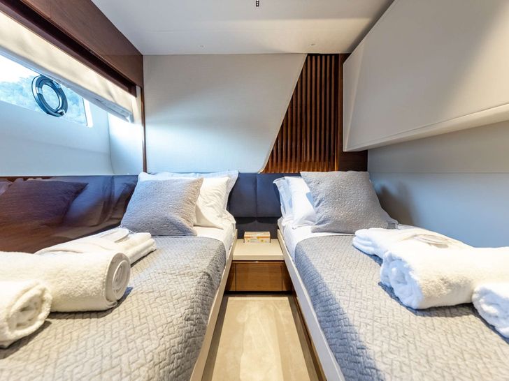 VISTA Princess Y85 - twin cabin VISTA Princess Y85 - twin cabin