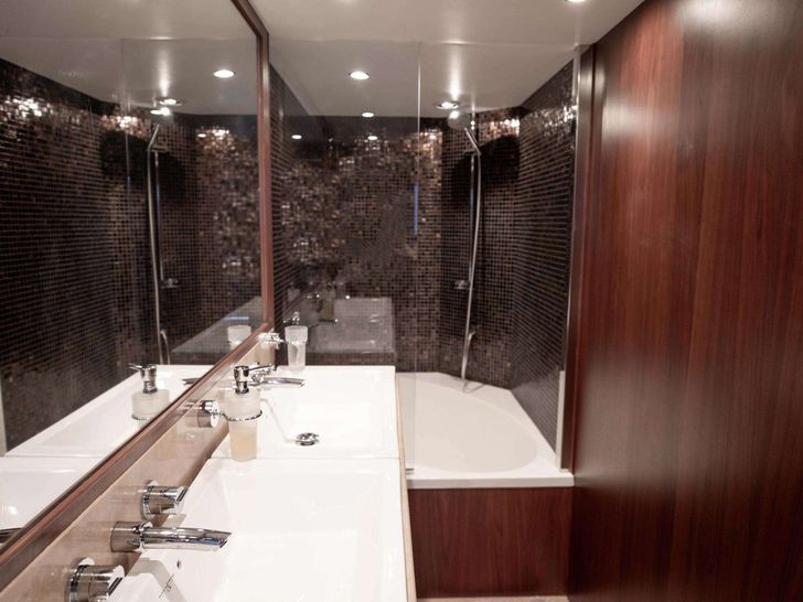 PRAYING FOR OVERTIME Princess UK 85 - master cabin bathroom PRAYING FOR OVERTIME Princess UK 85 - master cabin bathroom