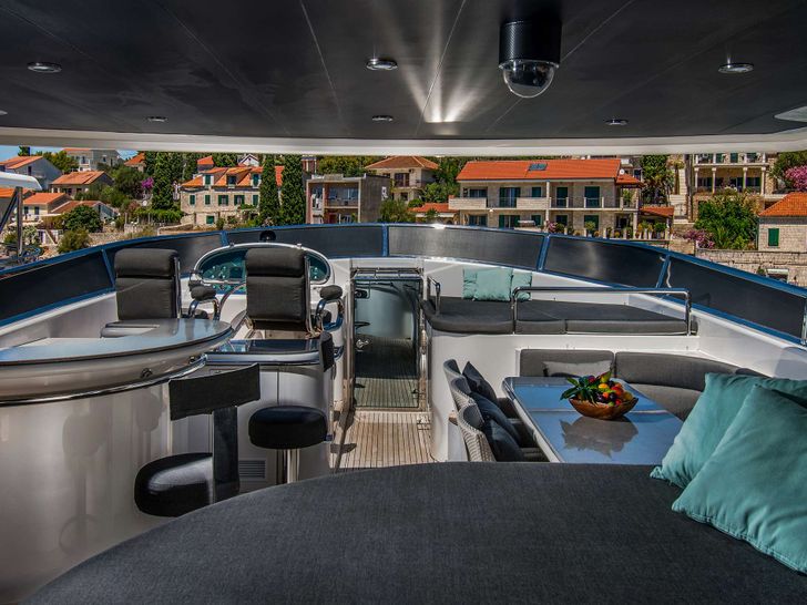 CONTE ALBERTI - Horizon 90,flybridge seating with a minibar CONTE ALBERTI - Horizon 90,flybridge seating with a minibar