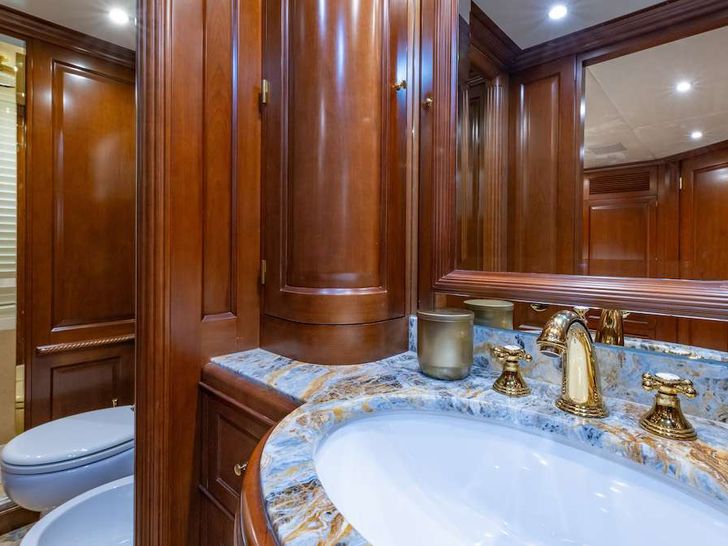 NAMASTE - Benetti 121,VIP cabin bathroom