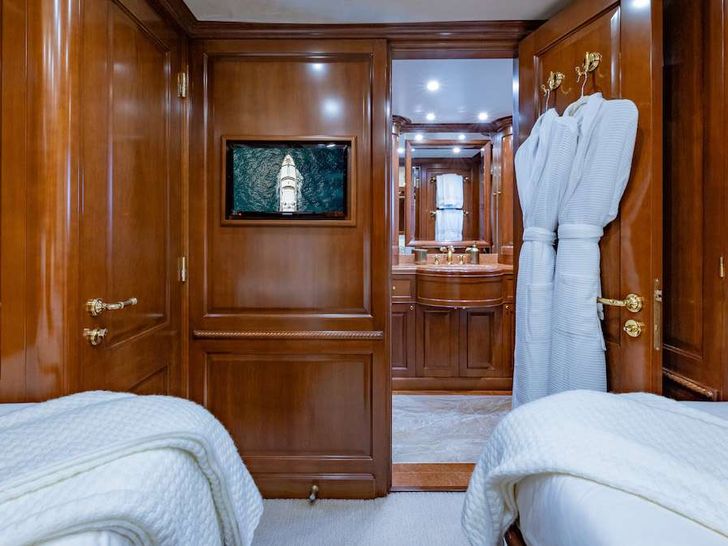 NAMASTE - Benetti 121,twin cabin 2