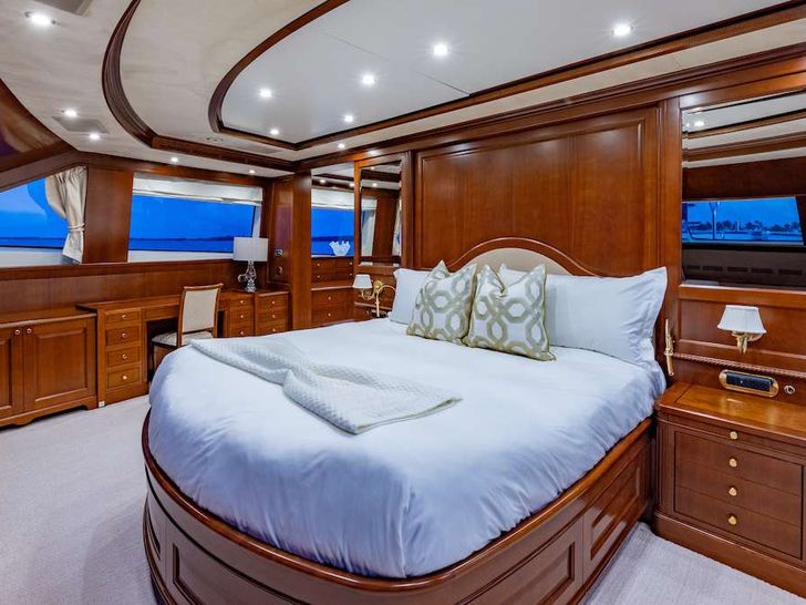 NAMASTE - Benetti 121,master cabin