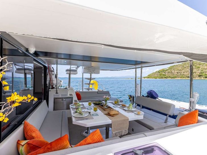 ABBY NORMAL Robertson and Caine Leopard 50 aft dining area ABBY NORMAL Robertson and Caine Leopard 50 aft dining area
