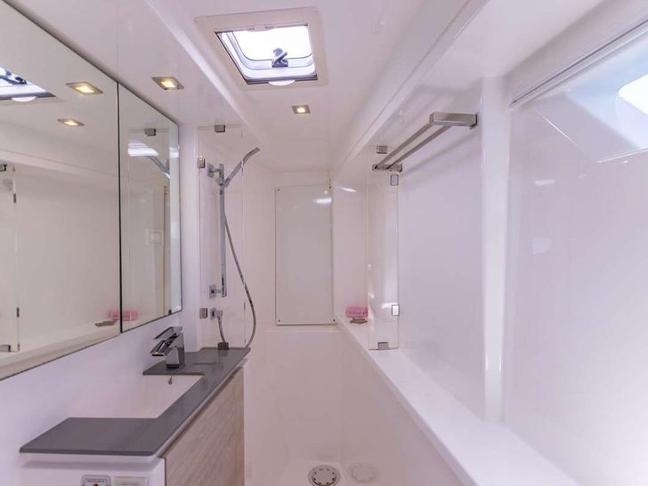 ABBY NORMAL Robertson and Caine Leopard 50 bathroom ABBY NORMAL Robertson and Caine Leopard 50 bathroom