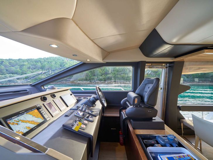 RELAX OF CROATIA Azimut 72 Fly - cockpit RELAX OF CROATIA Azimut 72 Fly - cockpit