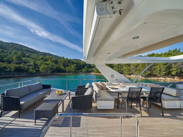 RELAX OF CROATIA Azimut 72 Fly - flybridge lounging and dining area RELAX OF CROATIA Azimut 72 Fly - flybridge lounging and dining area
