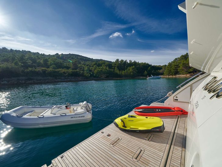 RELAX OF CROATIA Azimut 72 Fly - water toys RELAX OF CROATIA Azimut 72 Fly - water toys