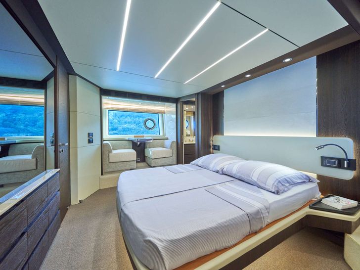 RELAX OF CROATIA Azimut 72 Fly - master cabin RELAX OF CROATIA Azimut 72 Fly - master cabin