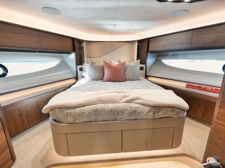 HOOKED HER Princess V78 - VIP cabin HOOKED HER Princess V78 - VIP cabin