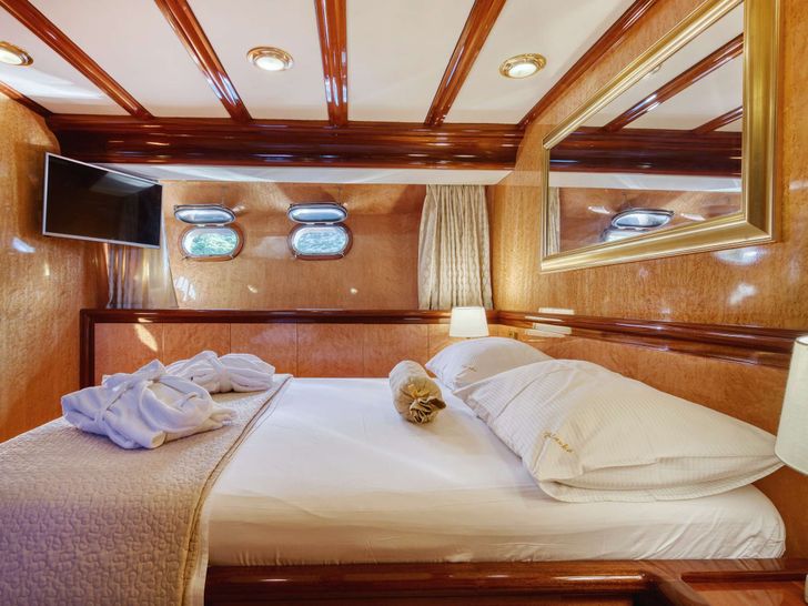 CUSTOM BLANKA Custom Built Aluminum Cutter 22m - master cabin bed CUSTOM BLANKA Custom Built Aluminum Cutter 22m - master cabin bed