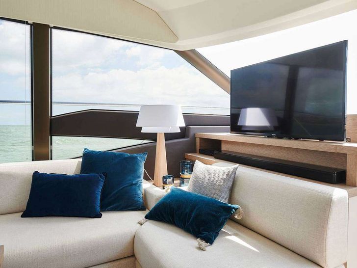 PRESTIGE 590 SHAFT Jeanneau Prestige 590 Fly - saloon seating with TV PRESTIGE 590 SHAFT Jeanneau Prestige 590 Fly - saloon seating with TV