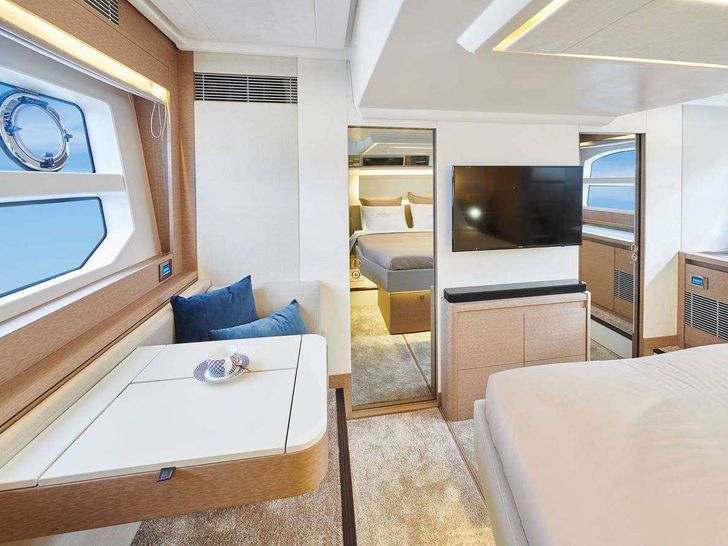 PRESTIGE 590 SHAFT Jeanneau Prestige 590 Fly - master cabin seating and TV PRESTIGE 590 SHAFT Jeanneau Prestige 590 Fly - master cabin seating and TV