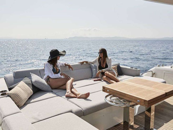 PRESTIGE 590 SHAFT Jeanneau Prestige 590 Fly - flybridge seating area PRESTIGE 590 SHAFT Jeanneau Prestige 590 Fly - flybridge seating area