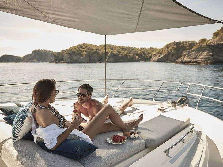 PRESTIGE 590 SHAFT Jeanneau Prestige 590 Fly - foredeck bronzing area PRESTIGE 590 SHAFT Jeanneau Prestige 590 Fly - foredeck bronzing area