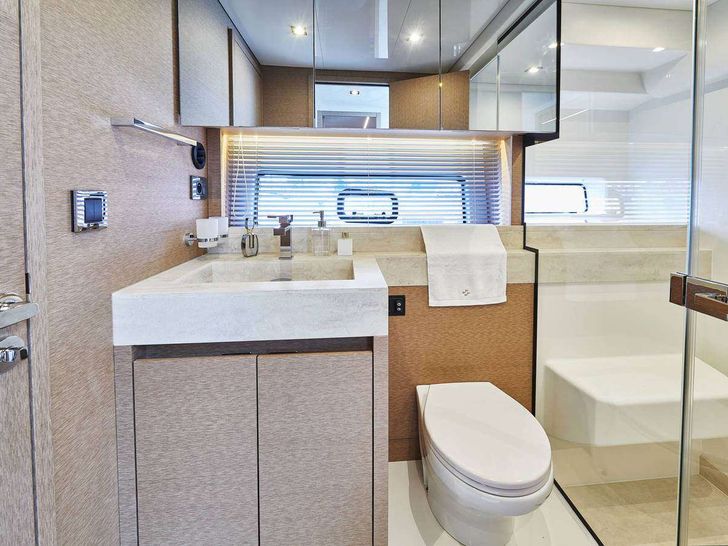 PRESTIGE 590 SHAFT Jeanneau Prestige 590 Fly - master cabin bathroom PRESTIGE 590 SHAFT Jeanneau Prestige 590 Fly - master cabin bathroom