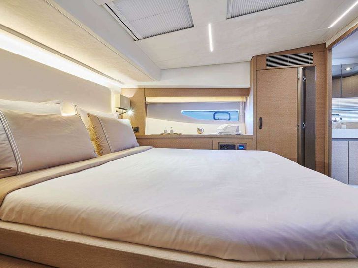 PRESTIGE 590 SHAFT Jeanneau Prestige 590 Fly - VIP cabin PRESTIGE 590 SHAFT Jeanneau Prestige 590 Fly - VIP cabin