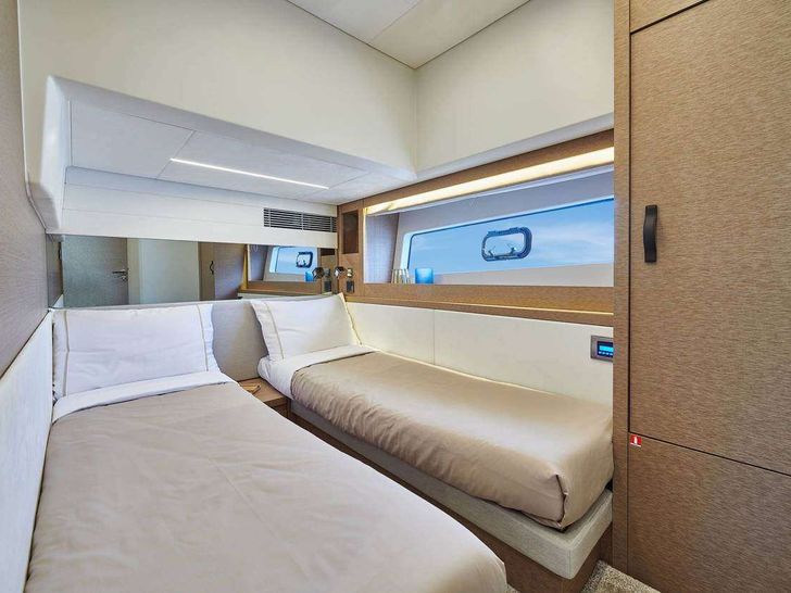 PRESTIGE 590 SHAFT Jeanneau Prestige 590 Fly - twin cabin PRESTIGE 590 SHAFT Jeanneau Prestige 590 Fly - twin cabin