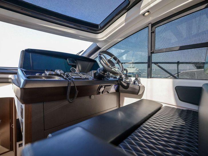 X Sunseeker Predator 50 - cockpit X Sunseeker Predator 50 - cockpit