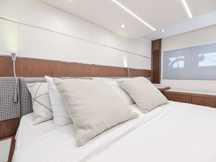 X Sunseeker Predator 50 - VIP cabin X Sunseeker Predator 50 - VIP cabin