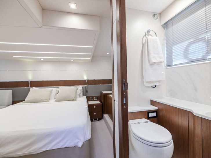 X Sunseeker Predator 50 - VIP cabin bathroom X Sunseeker Predator 50 - VIP cabin bathroom