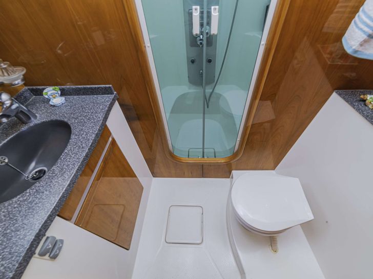 LADY MARIGOT Privilege Alliaura Marine Group 58 - cabin bathroom LADY MARIGOT Privilege Alliaura Marine Group 58 - cabin bathroom