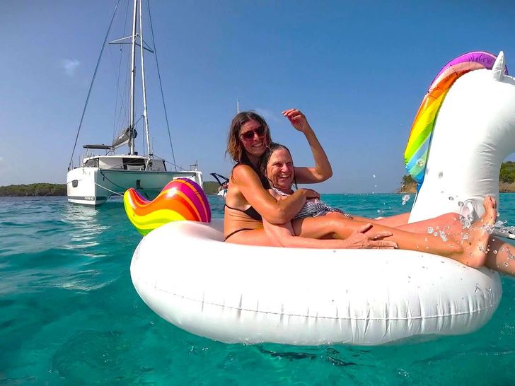 NOVA Robertson and Caine 43 - inflatable unicorn NOVA Robertson and Caine 43 - inflatable unicorn