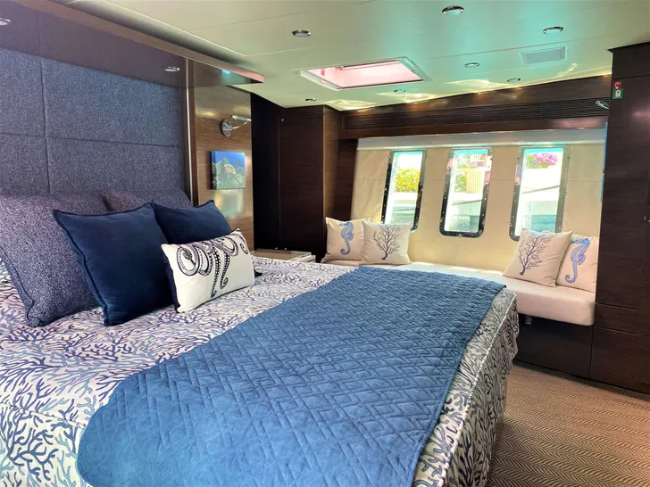 AMMONITE Nordhavn Custom 23m - master cabin bed AMMONITE Nordhavn Custom 23m - master cabin bed