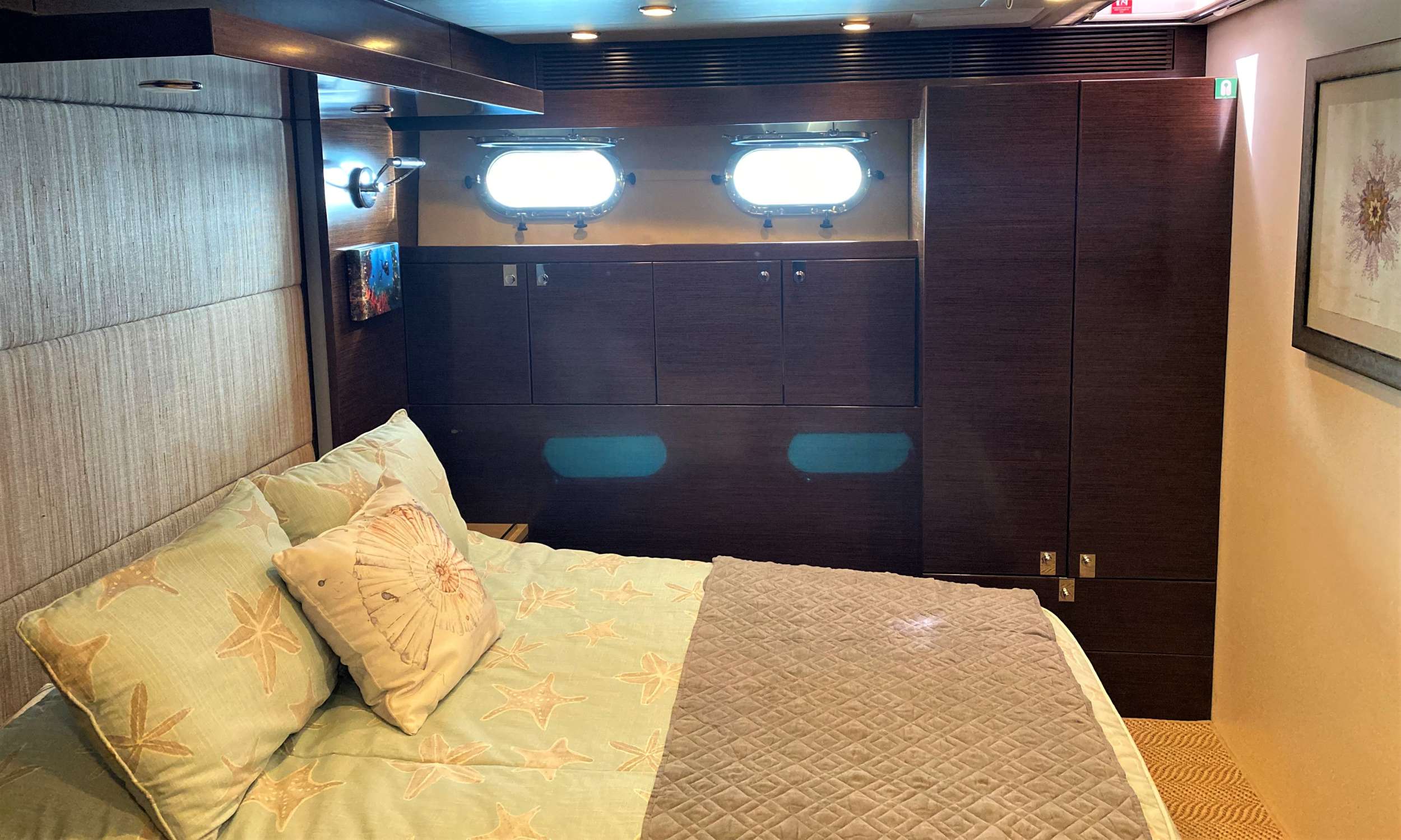 AMMONITE Nordhavn Custom 23m - VIP cabin 2