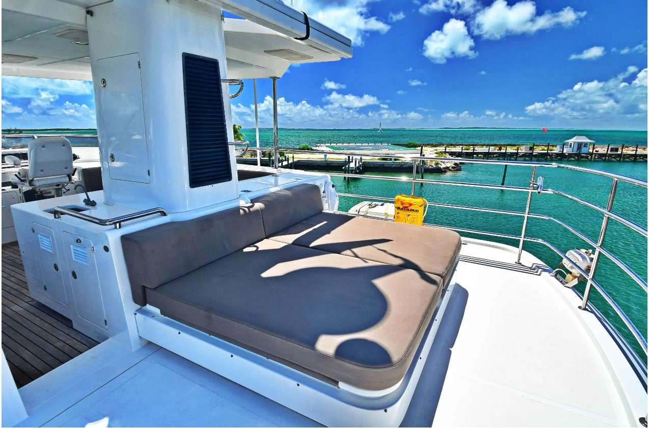 AMMONITE Nordhavn Custom 23m - flybridge sunbathing area