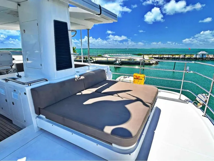 AMMONITE Nordhavn Custom 23m - flybridge sunbathing area AMMONITE Nordhavn Custom 23m - flybridge sunbathing area