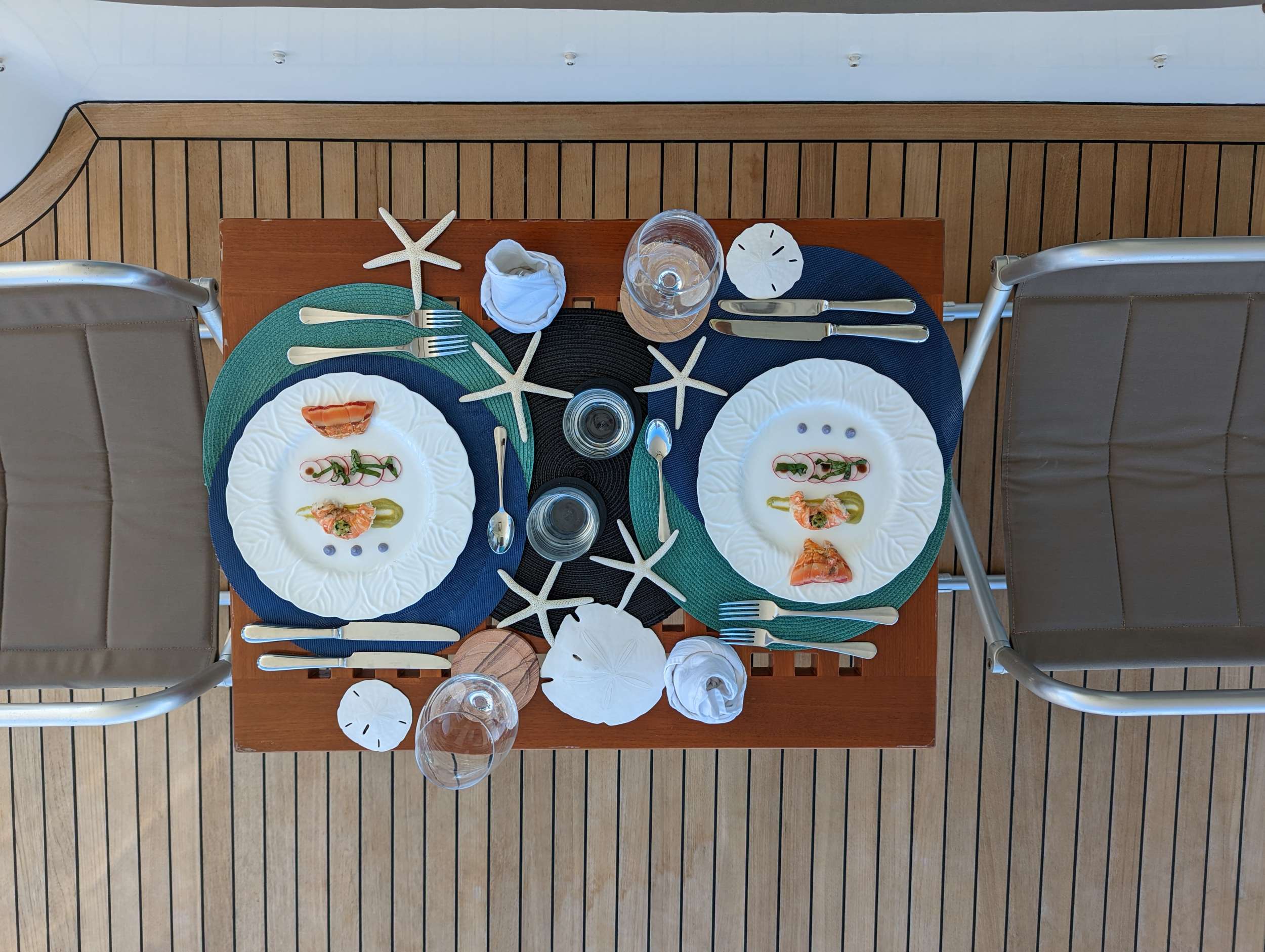 AMMONITE Nordhavn Custom 23m - beach style dining set up