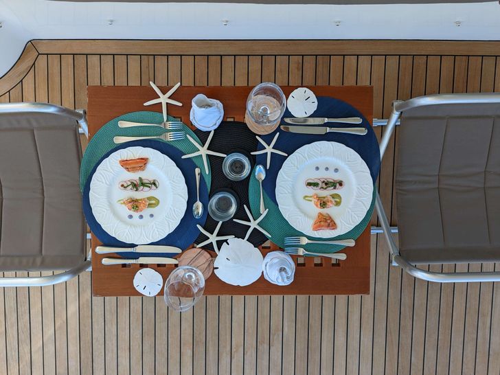 AMMONITE Nordhavn Custom 23m - beach style dining set up AMMONITE Nordhavn Custom 23m - beach style dining set up