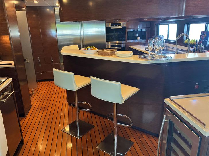 AMMONITE Nordhavn Custom 23m - galley bar AMMONITE Nordhavn Custom 23m - galley bar