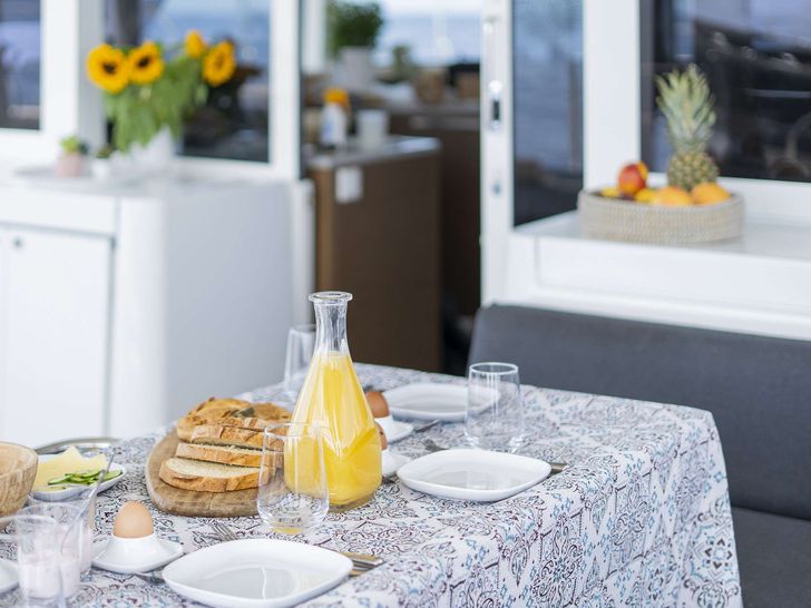 TAMIRO Lagoon 52 - alfresco breakfast TAMIRO Lagoon 52 - alfresco breakfast