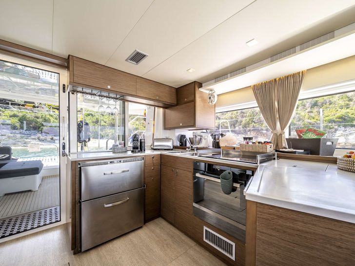 TAMIRO Lagoon 52 - galley TAMIRO Lagoon 52 - galley