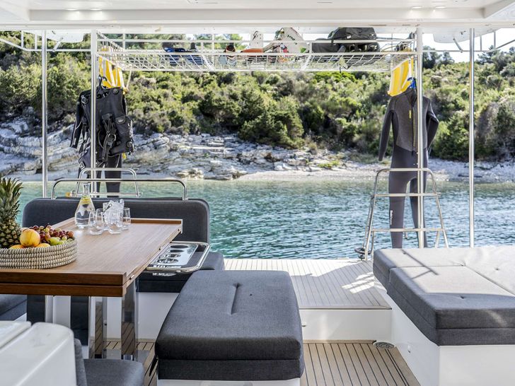 TAMIRO Lagoon 52 - aft deck seating and dining area TAMIRO Lagoon 52 - aft deck seating and dining area