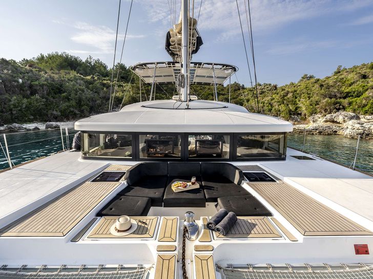 TAMIRO Lagoon 52 - foredeck TAMIRO Lagoon 52 - foredeck