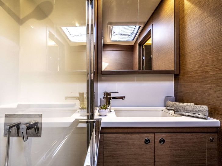 TAMIRO Lagoon 52 - VIP cabin bathroom TAMIRO Lagoon 52 - VIP cabin bathroom