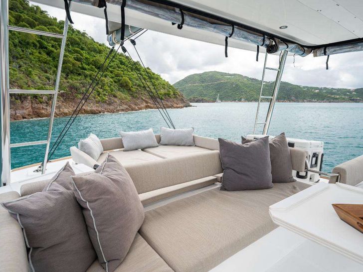 APRICITY Bali 4.6 - flybridge seating and bronzing area APRICITY Bali 4.6 - flybridge seating and bronzing area