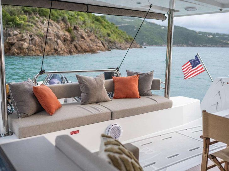 APRICITY Bali 4.6 - aft deck seating APRICITY Bali 4.6 - aft deck seating